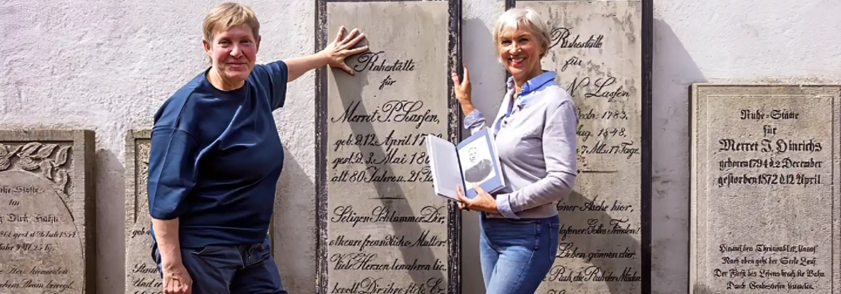 Geschichten, die es in sich haben – Geschichten hinter den Grabsteinen – Susanne Matthiessen und Silke v. Bremen s tellen ihr neues Buch "Wind Wellen Ewigkeit – Geschichte von Sylter Gräbern" vor.