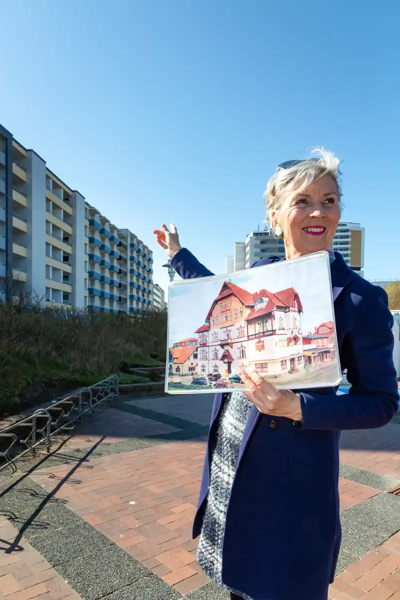 Silke-von-bremen--westerland-einst-und-jetzt Silke von Bremen vor der Bebauung der Promenade mit einem Foto wie es früher dort aussah